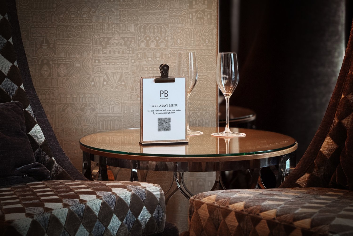 Hotel træholder til information med klemme