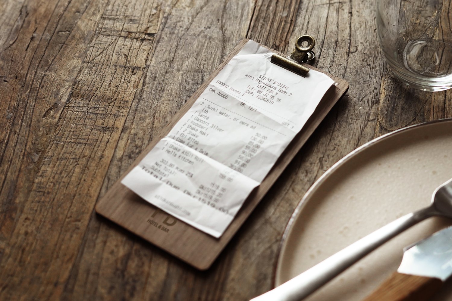 Regningsholder i træ til restaurant med klemme