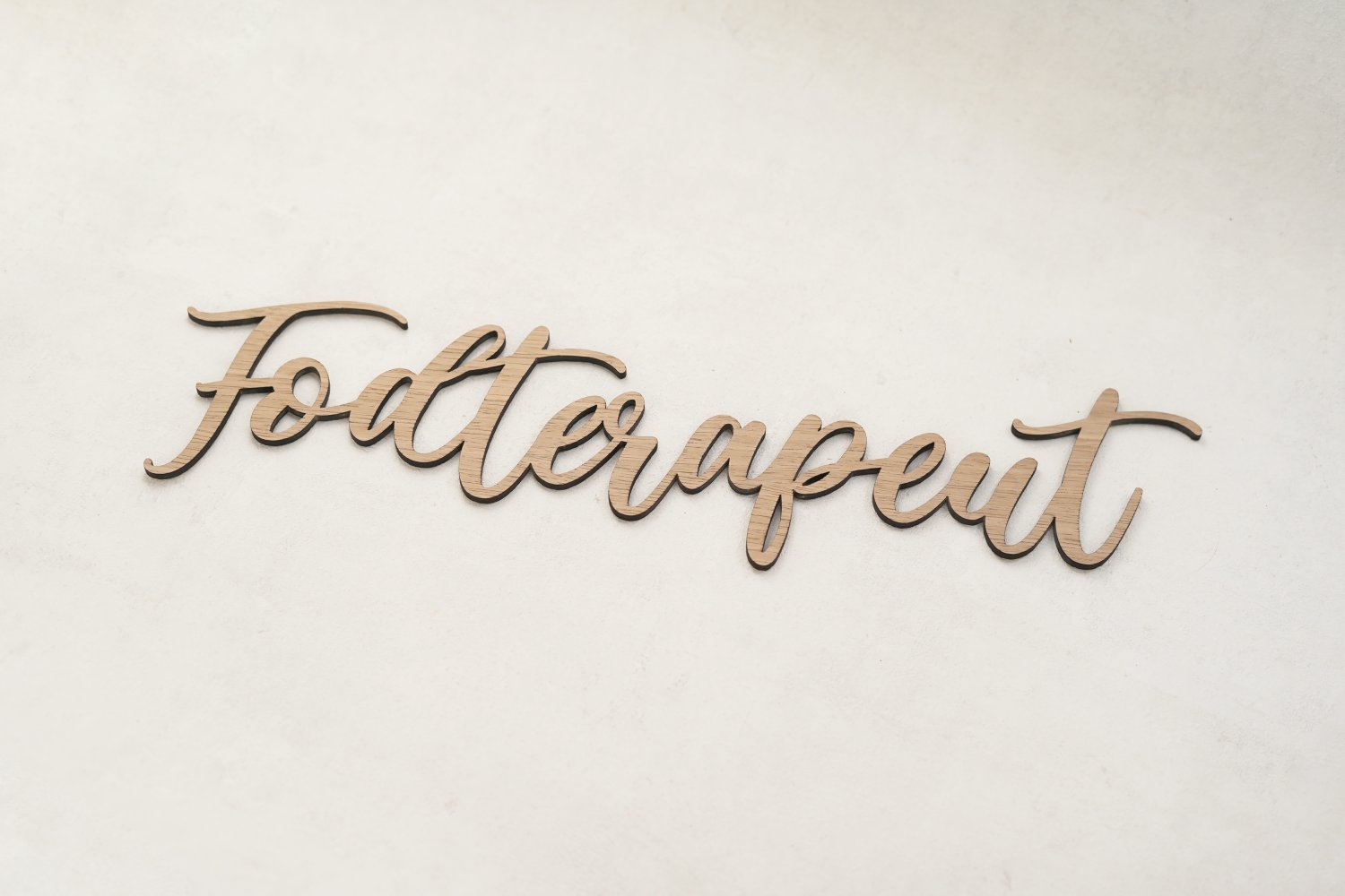 Udskåret træskilt til væg