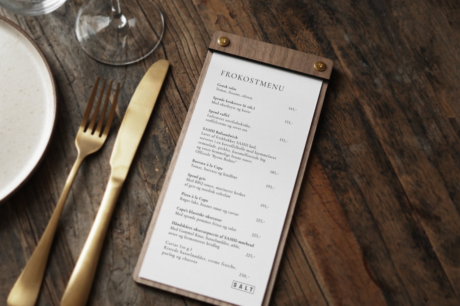 Smal menuholder i træ til restaurant med nitter