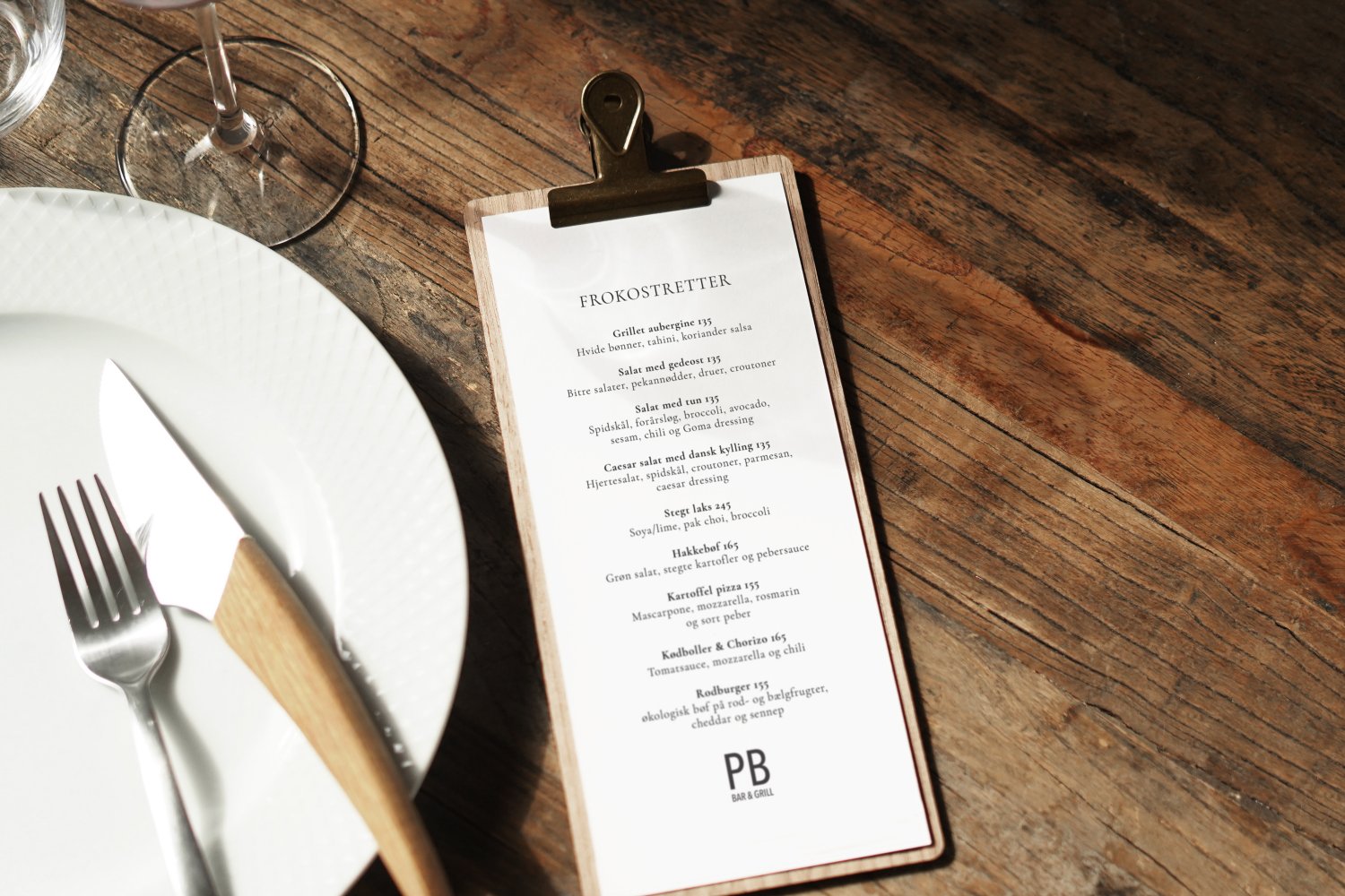 Smal menuholder i træ til restaurant med klemme