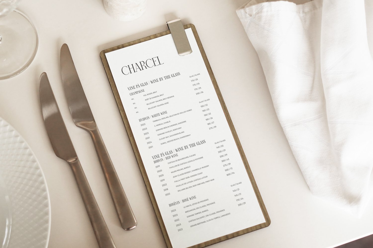 Smal vinmenuholder til restaurant i træ med klips