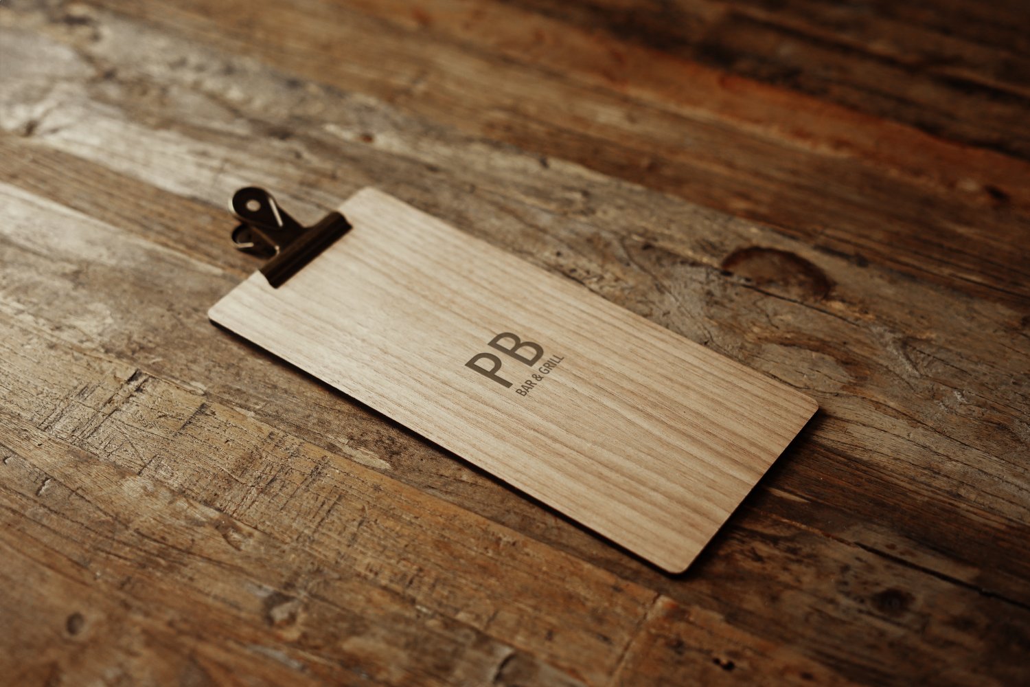 Smal menuholder i træ til restaurant med klemme