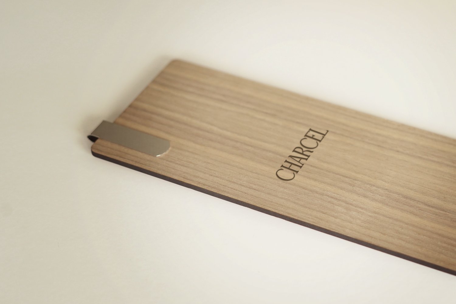 Smal vinmenuholder til restaurant i træ med klips