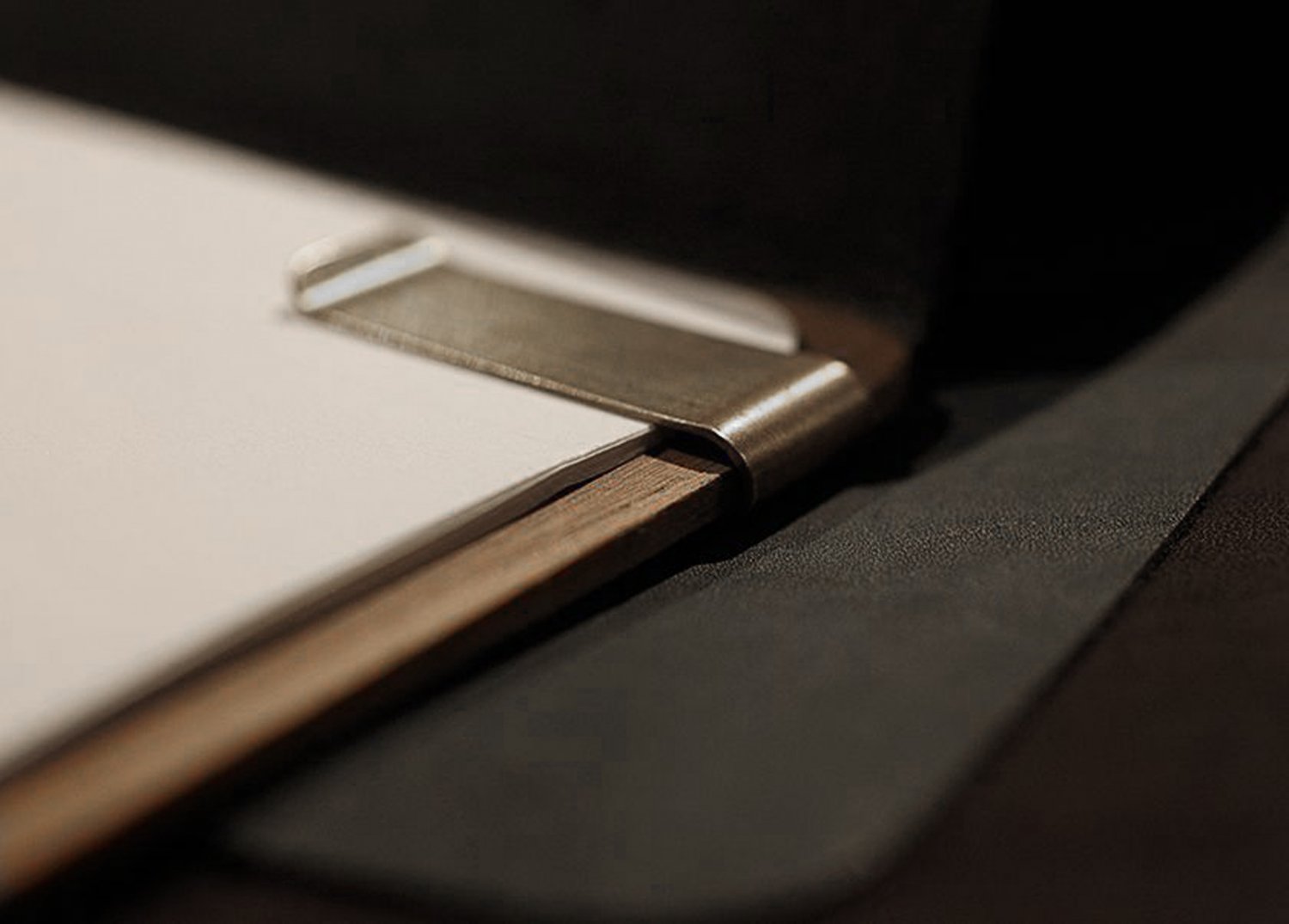 Smal vinmenuholder til restaurant i træ med klips