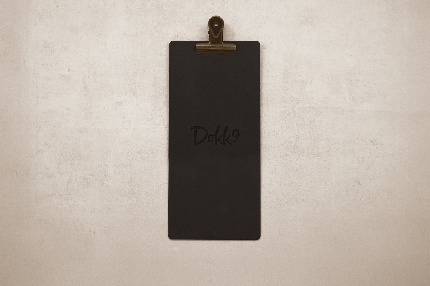 Smal menuholder i træ til restaurant med klemme