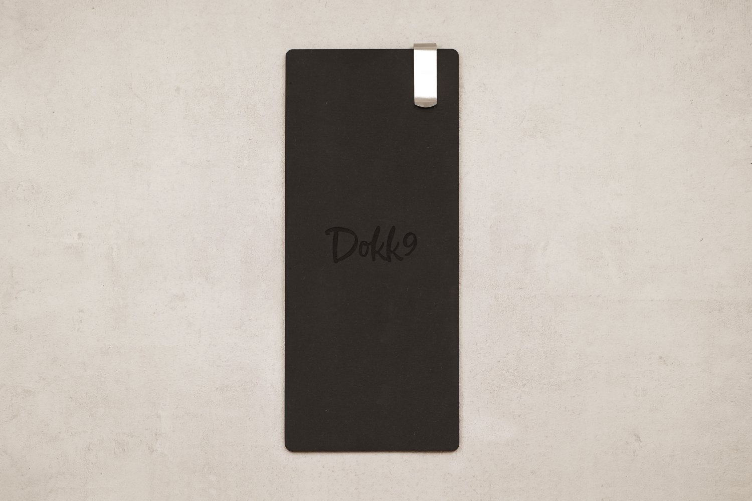 Smal vinmenuholder til restaurant i træ med klips