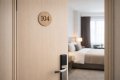 Runde hotel værelsesnumre i træ