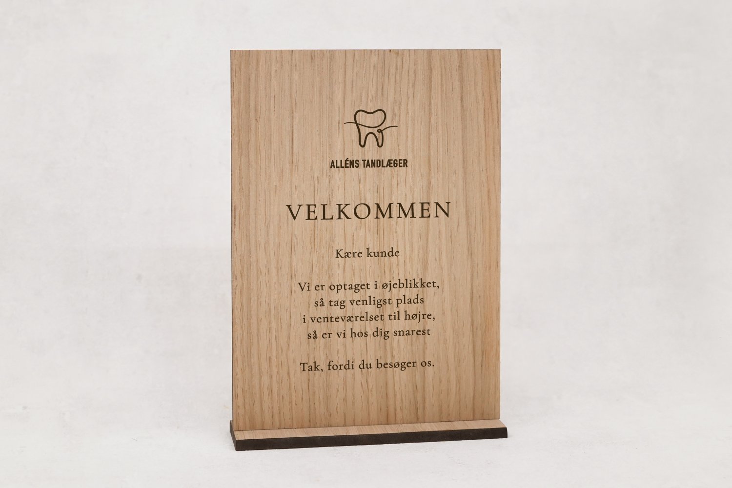 Lodret infoskilt i træ til butik