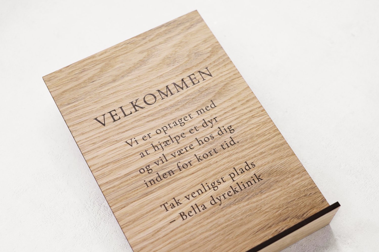 Lodret infoskilt i træ til butik