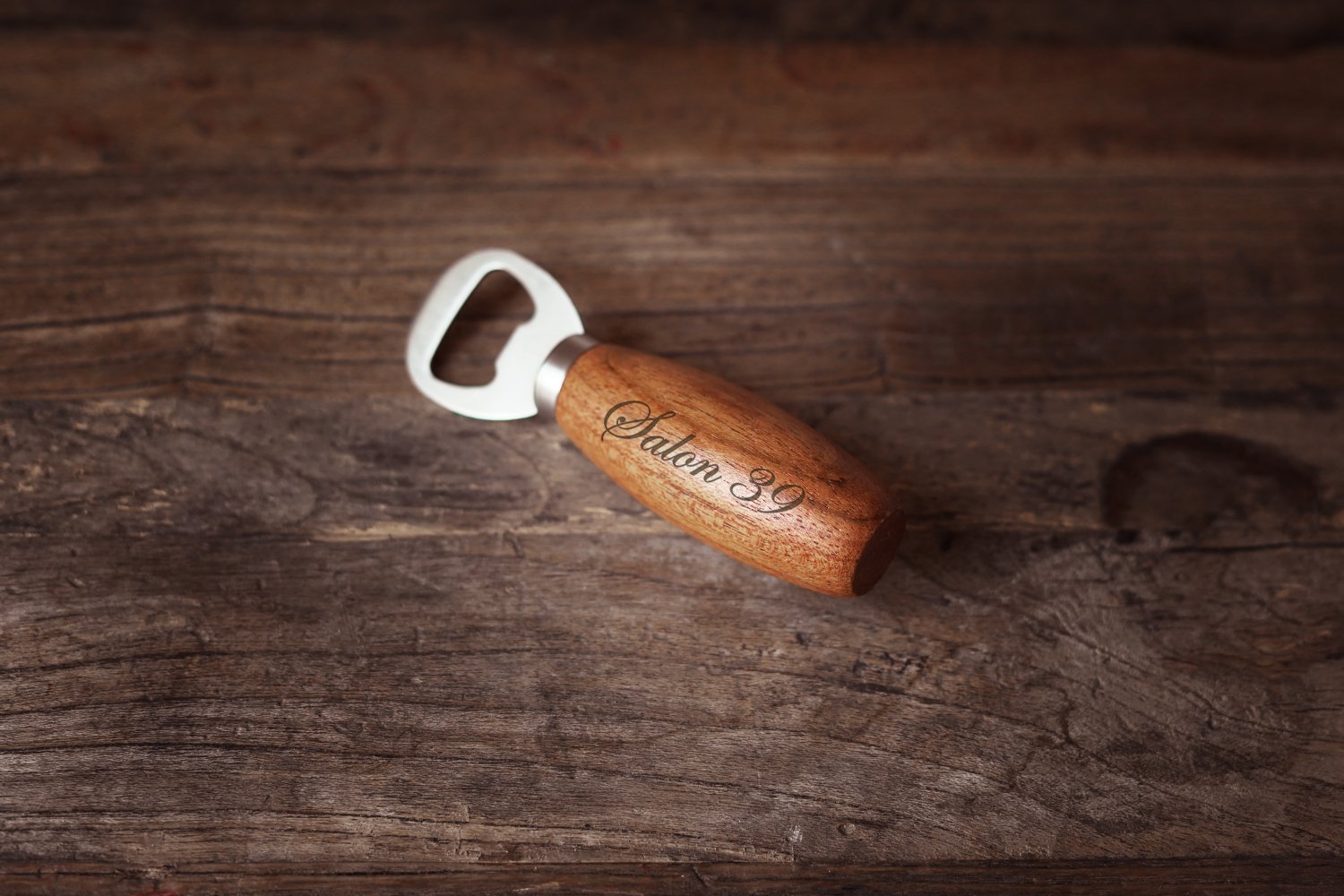 Graveret oplukker i træ