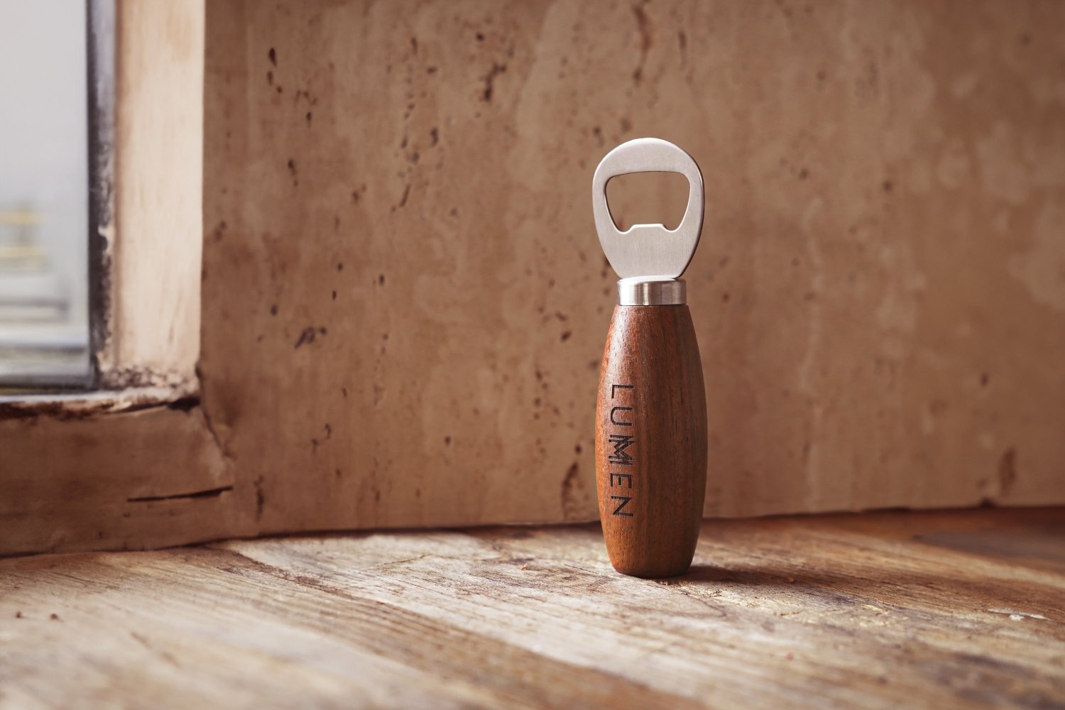 Graveret oplukker i træ