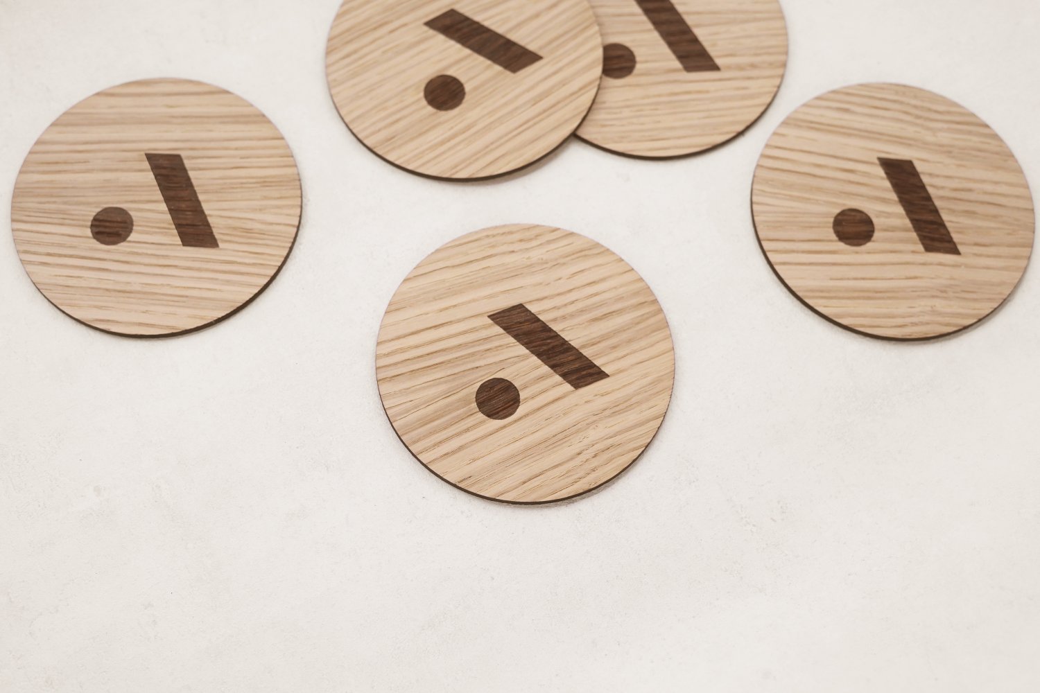 Runde logoskilte i træ