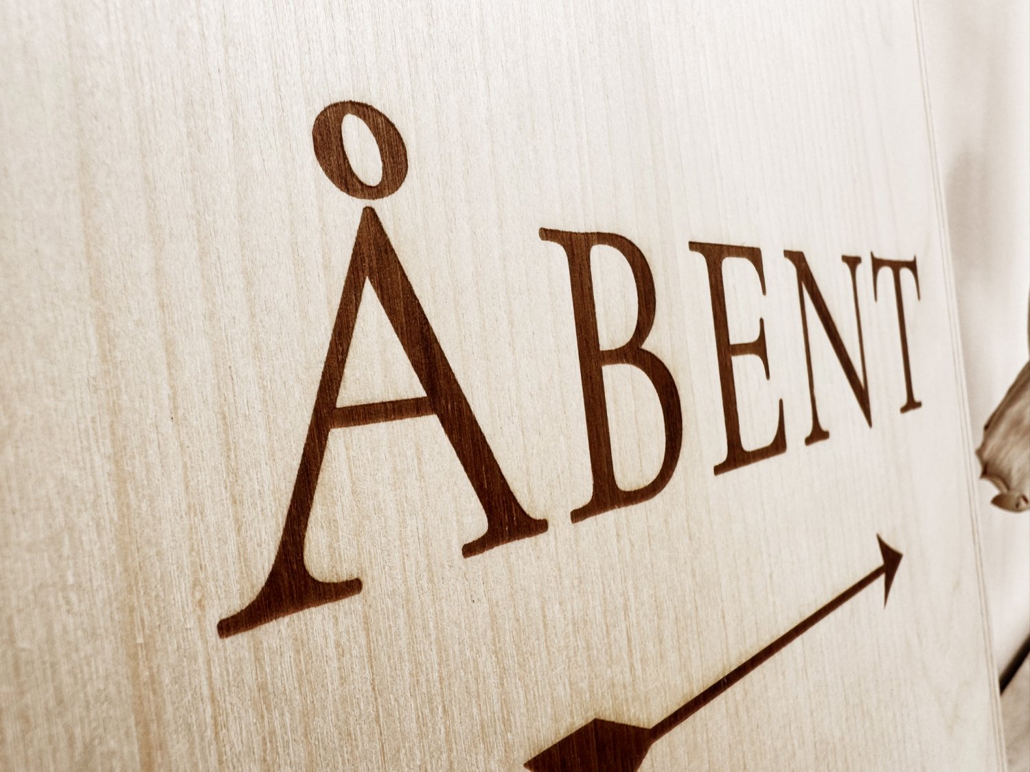 Stort Åben / Lukket skilt i træ