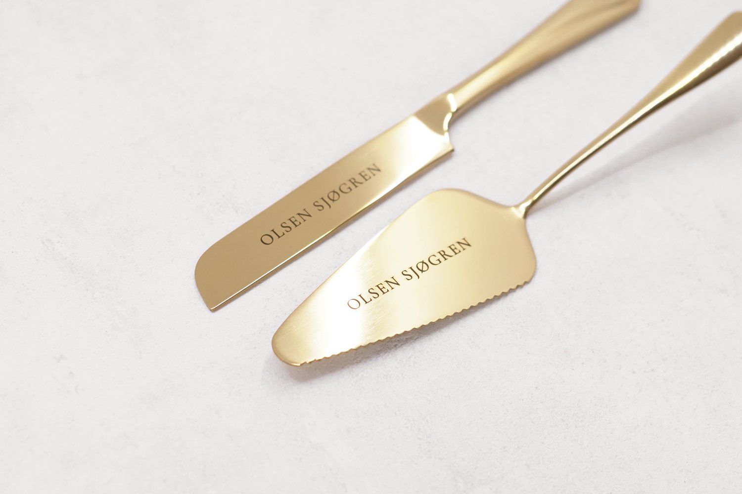 Graveret kagespade og kagekniv med logo