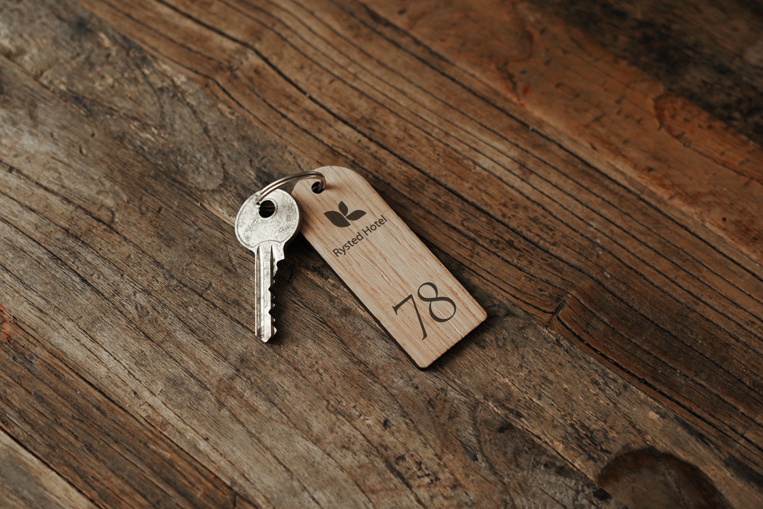 Hotel nøgleringe i træ med bue