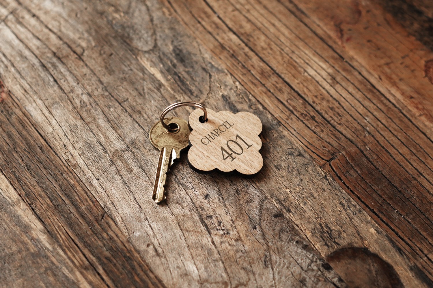 Vintage hotel nøgleringe i træ