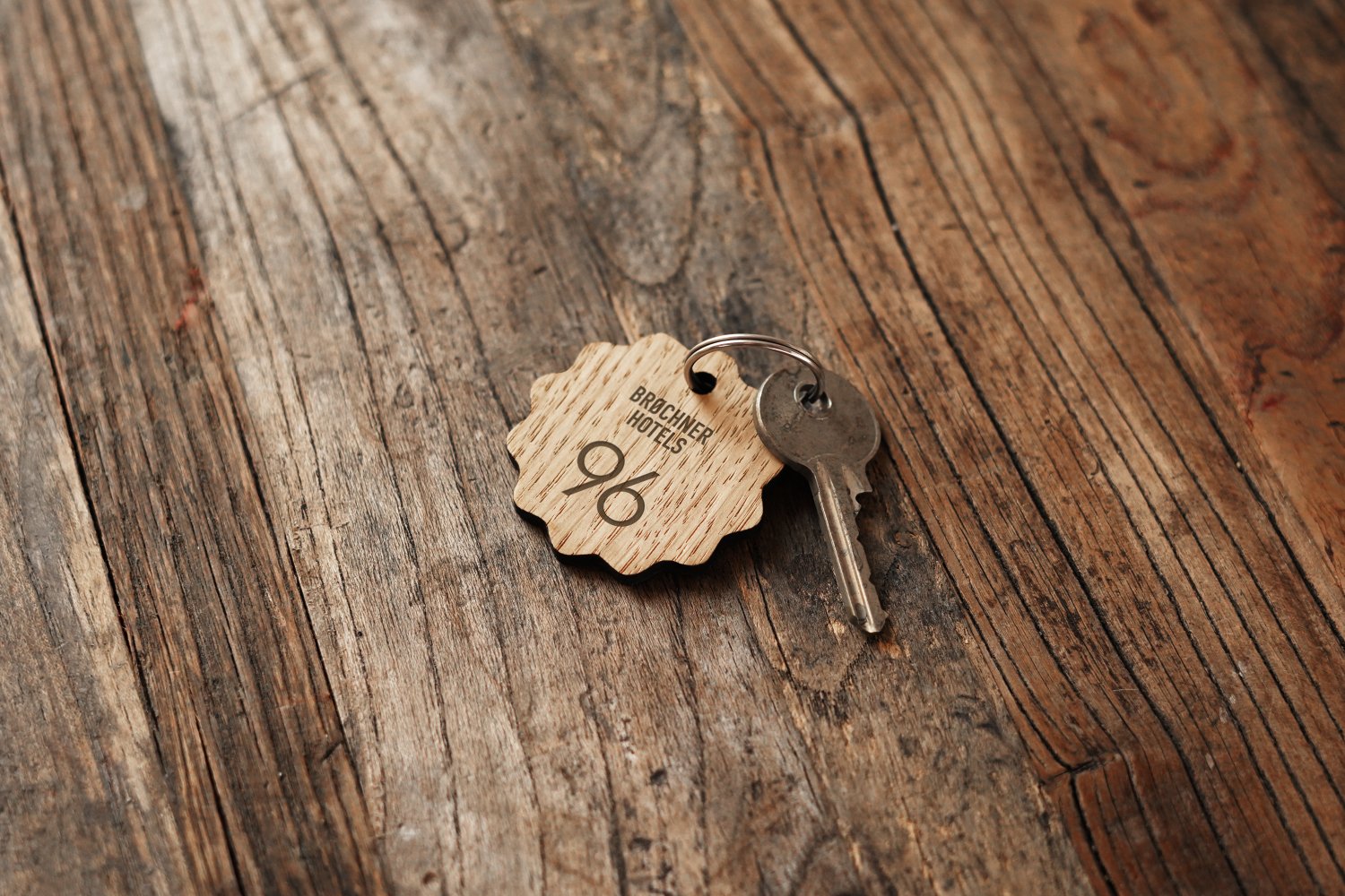Hotel nøgleringe i træ med bølgekant