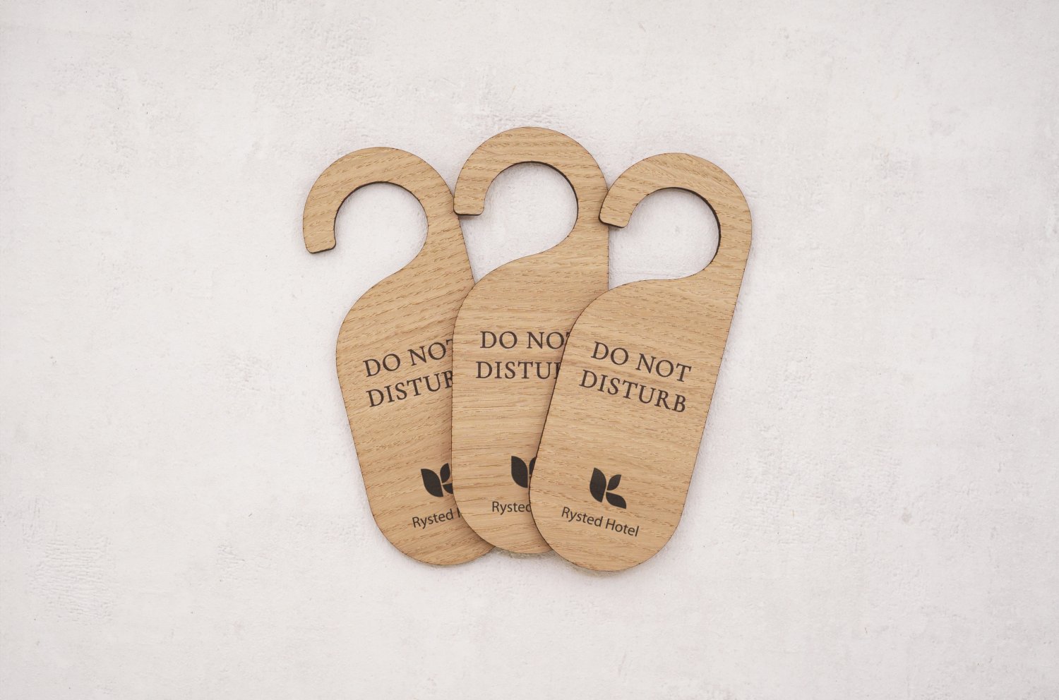 Dørhængere til hoteller i træ