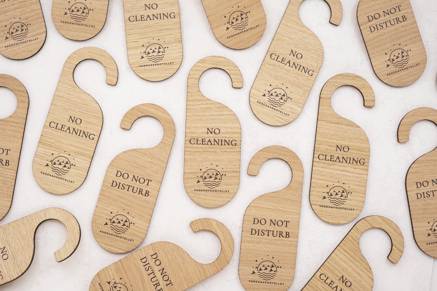 Dørhængere til hoteller i træ