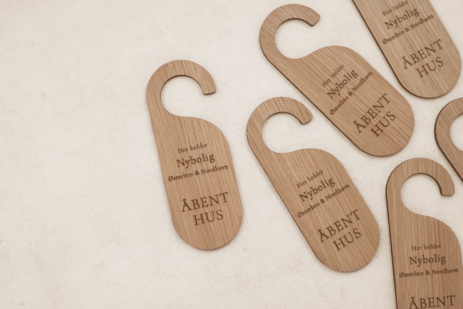 Dørhængere til butikker i træ