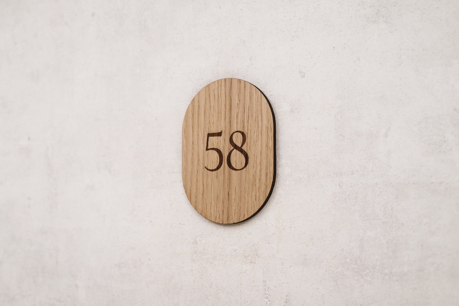 Buede hotel værelsesnumre i træ