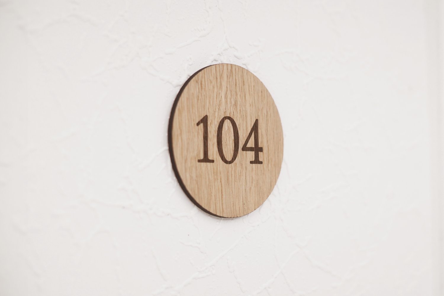 Runde hotel værelsesnumre i træ