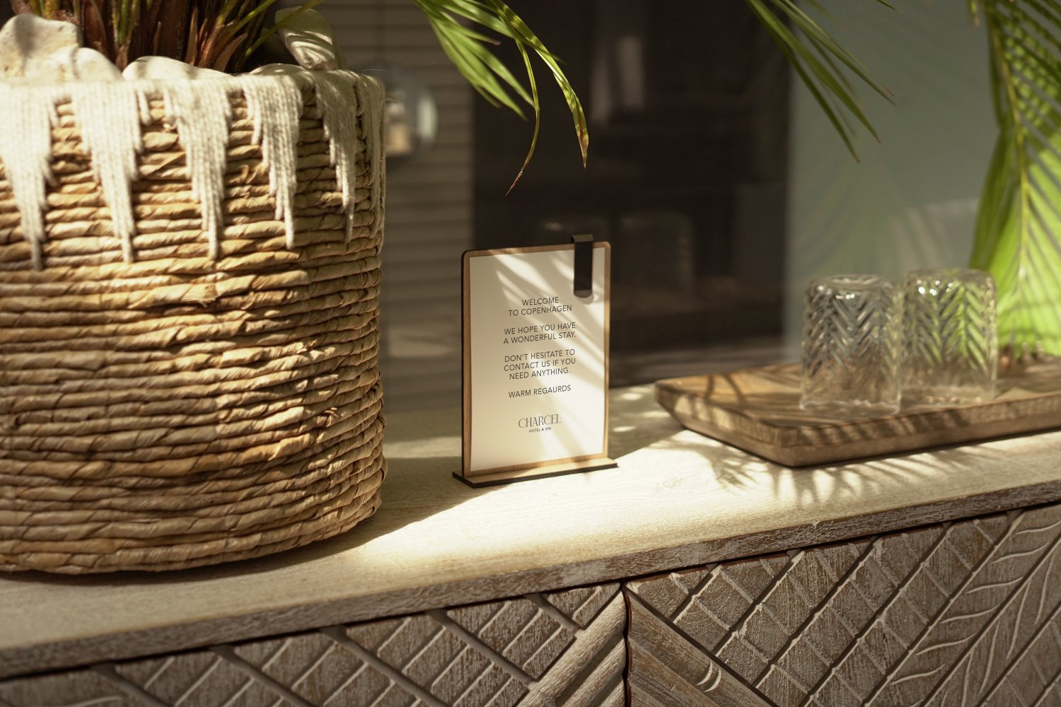 Træholder til information til hotel med klips