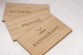 Infoskilt til væg i træ til restaurant & hotel