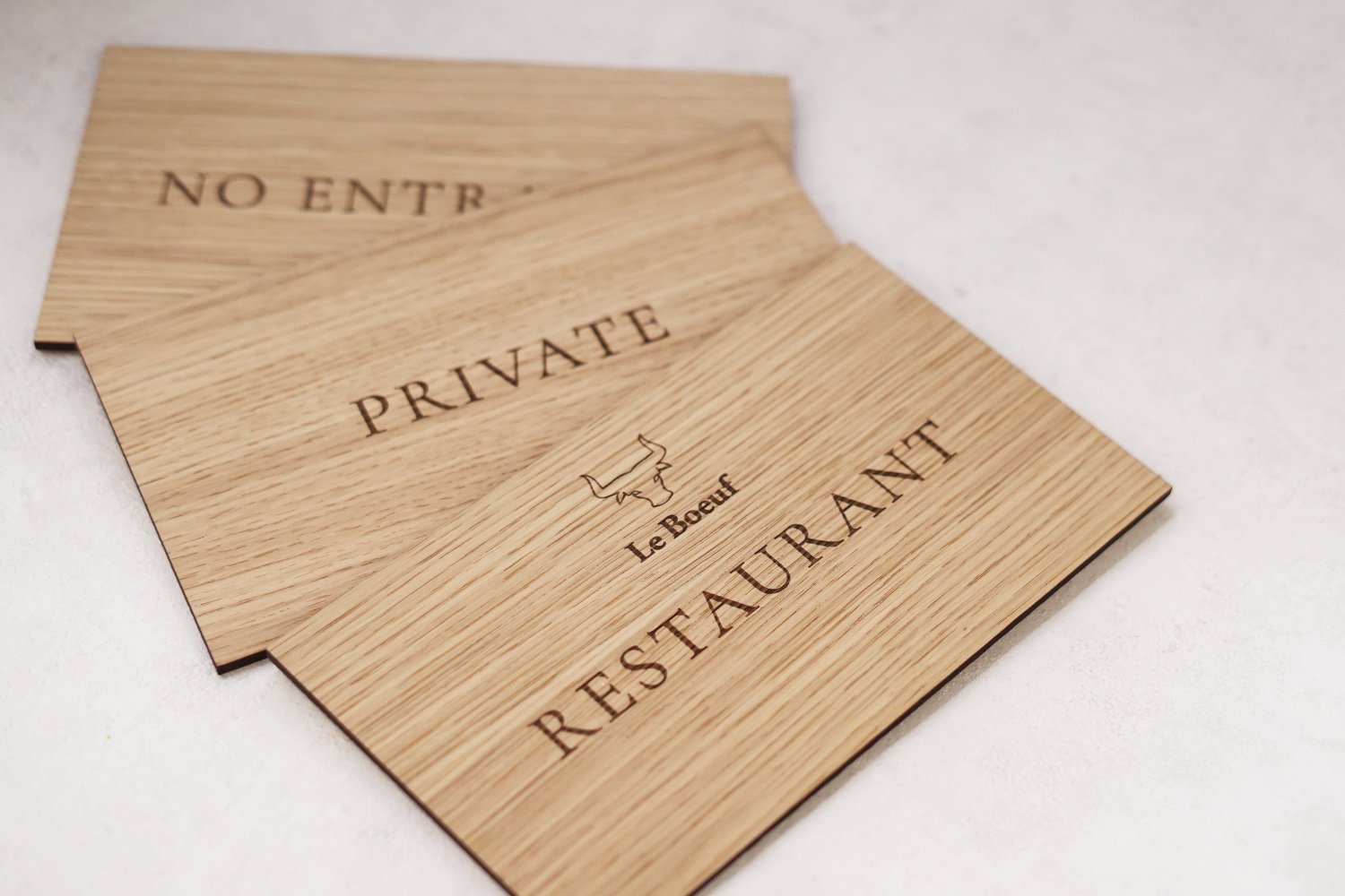 Infoskilt til væg i træ til restaurant & hotel