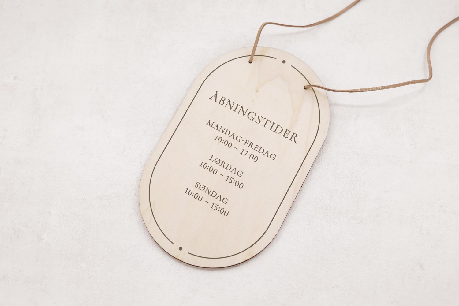 Bue skilt med åbningstider i træ