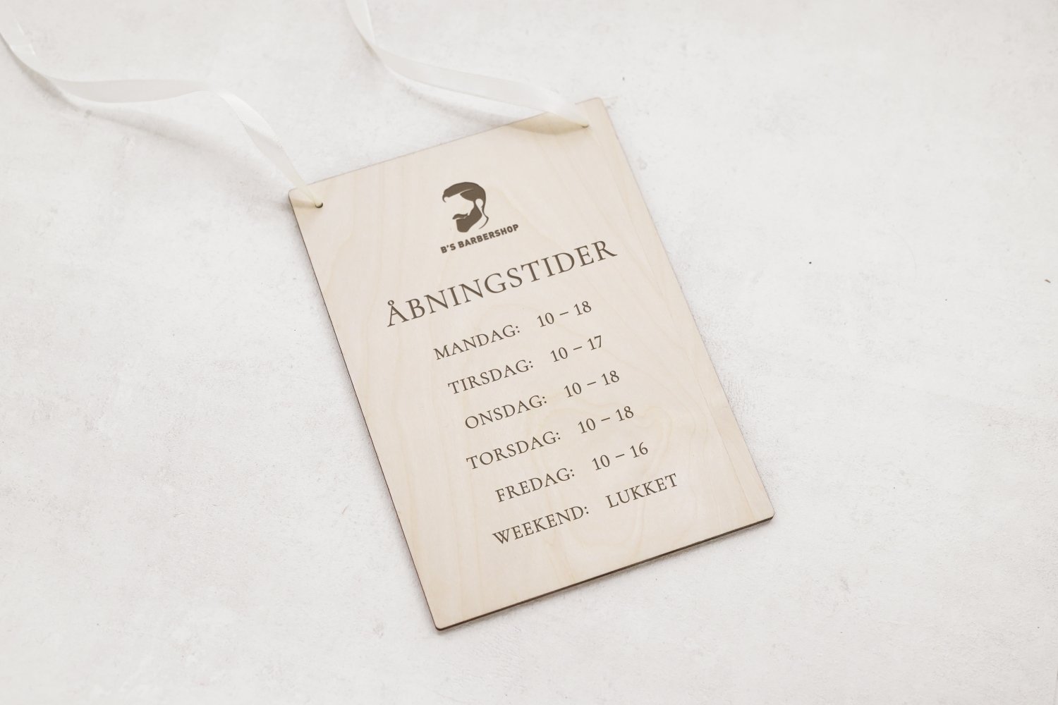 Dørskilt med åbningstider i træ