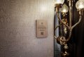 Hængende QR-skilte til hotel i træ