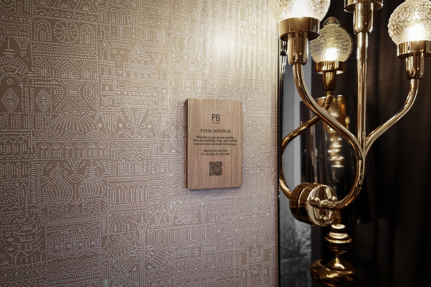 Hængende QR-skilte til hotel i træ