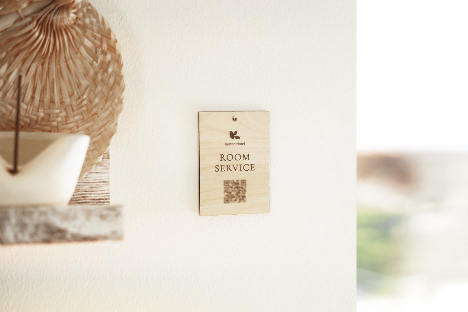 Hængende QR-skilte til hotel i træ