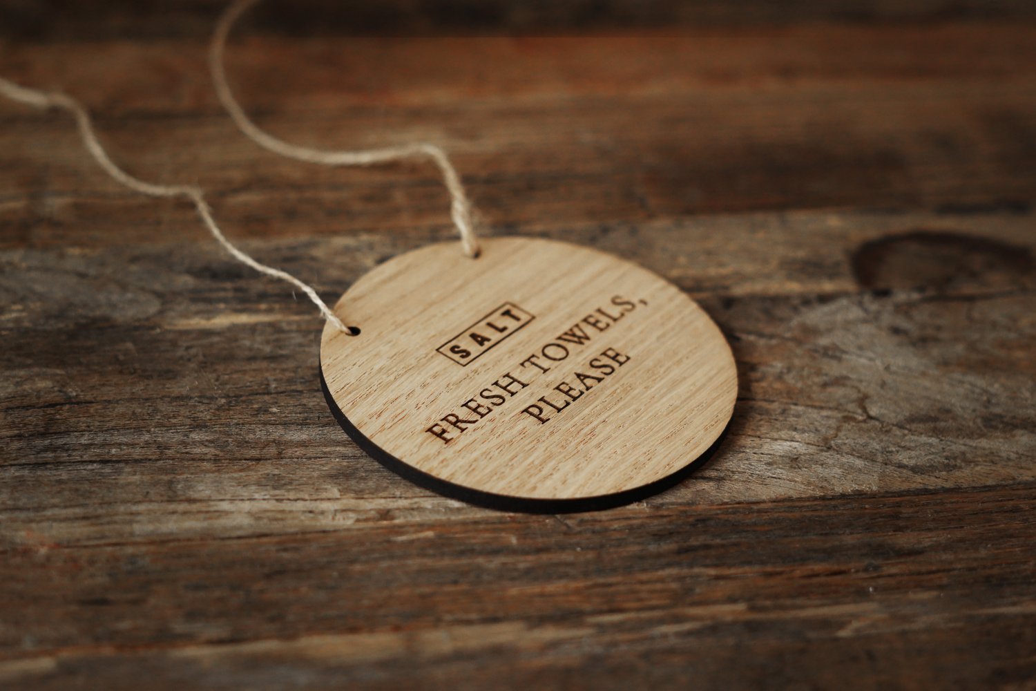 Runde infoskilte i træ