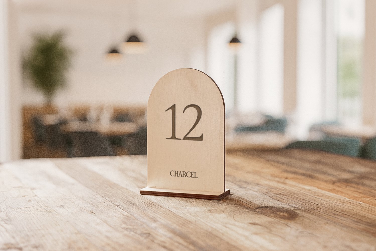 Restaurant bordnumre i træ med bue