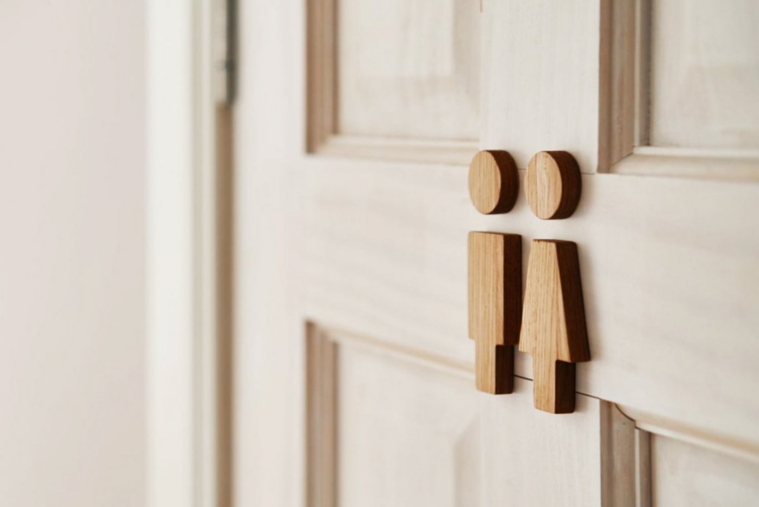 Toiletskilte i træ med figurer