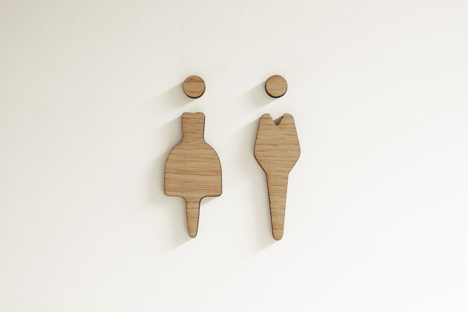 Elegante toiletskilte i træ til restaurant & hotel