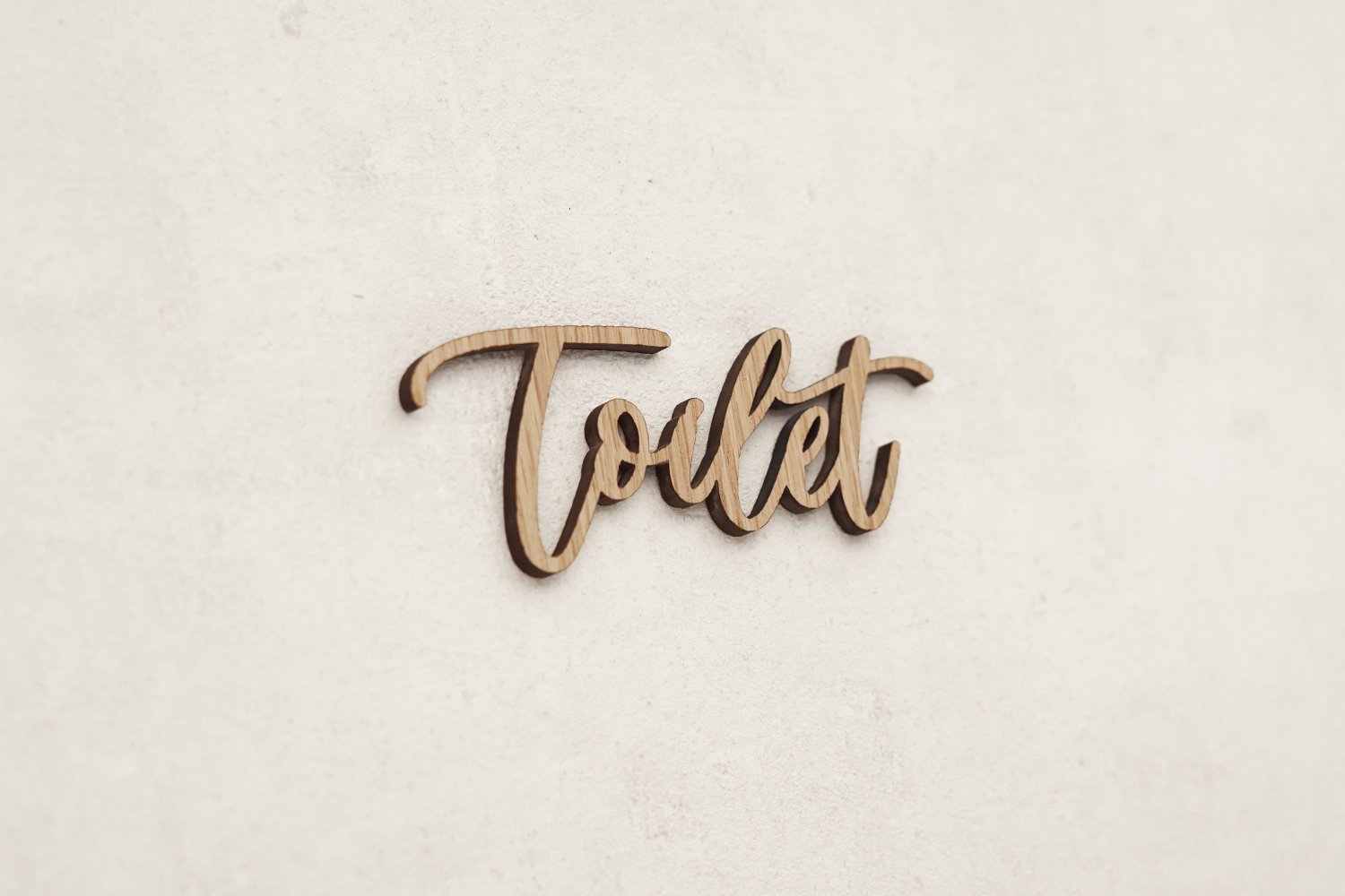 Udskåret toiletskilt i træ