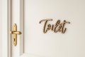 Udskåret toiletskilt i træ