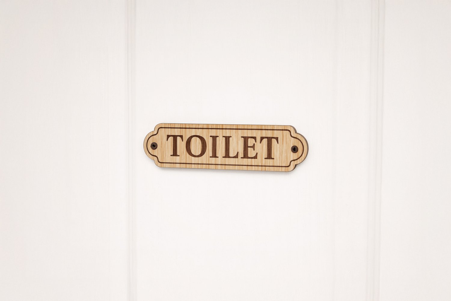Klassisk toiletskilt i træ