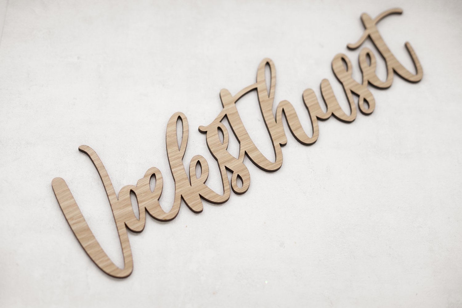 Udskåret træskilt til væg