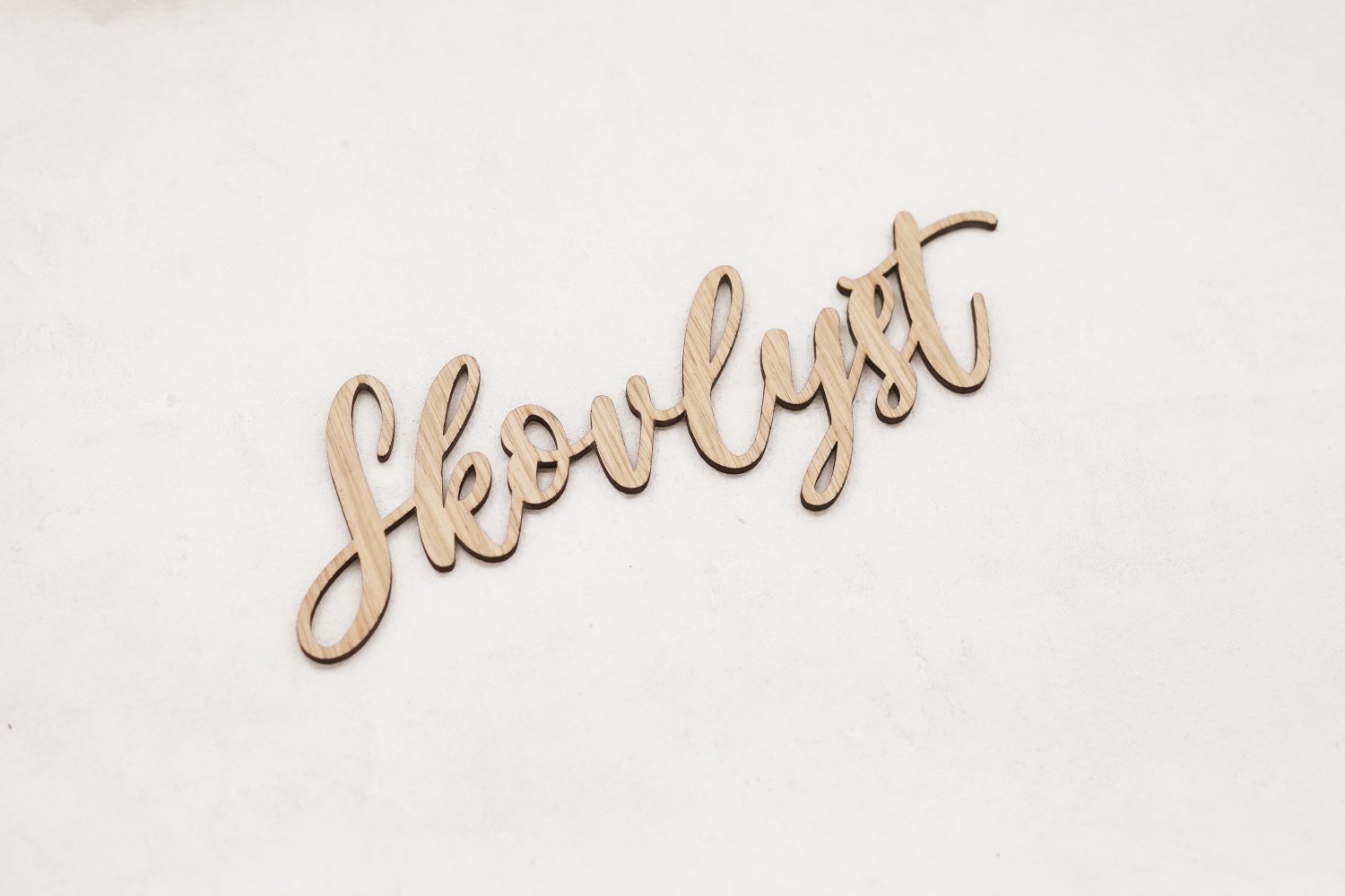 Udskåret træskilt til væg