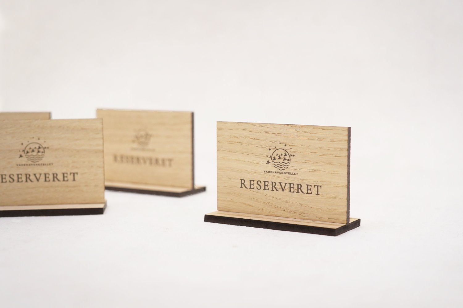 Små reservationskilte i træ til restaurant