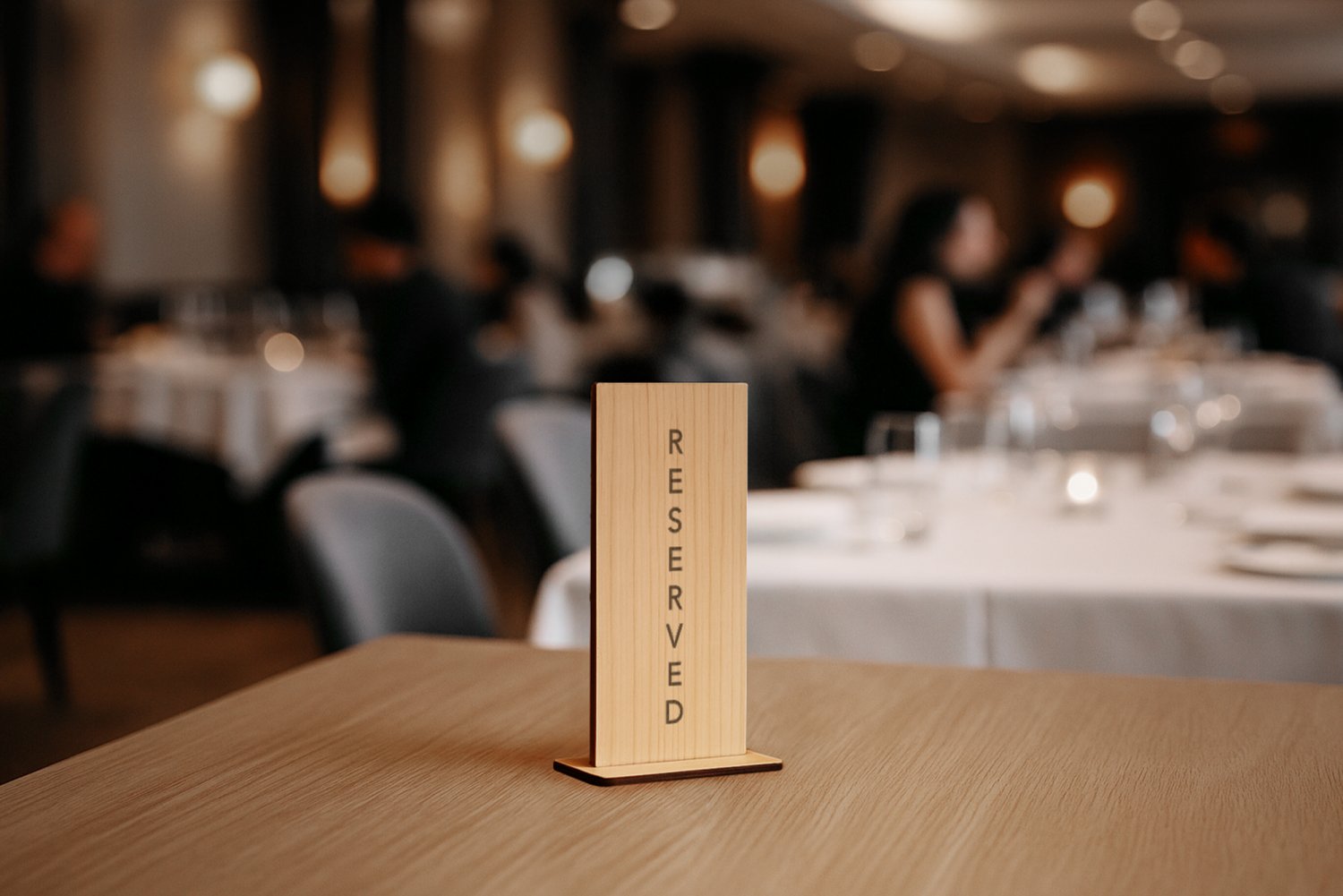Høje reservationskilte i træ til restaurant